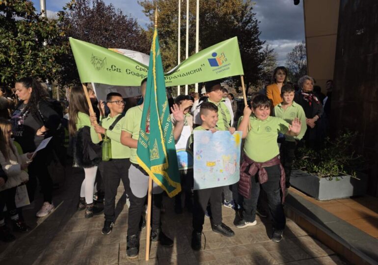 С грандиозно шествие в "Тракия": Пловдив отбеляза Деня на християнското семейство (СНИМКИ)