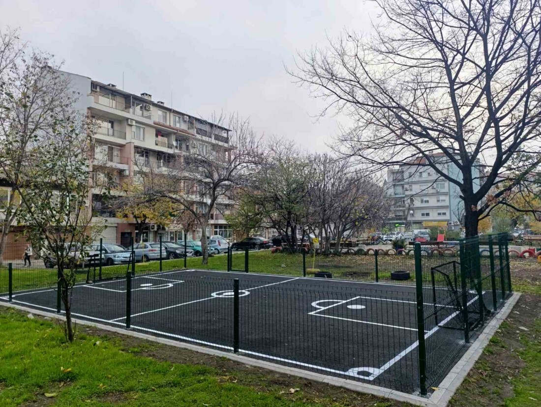 Изградиха две нови площадки за спорт в "Южен" (СНИМКИ)