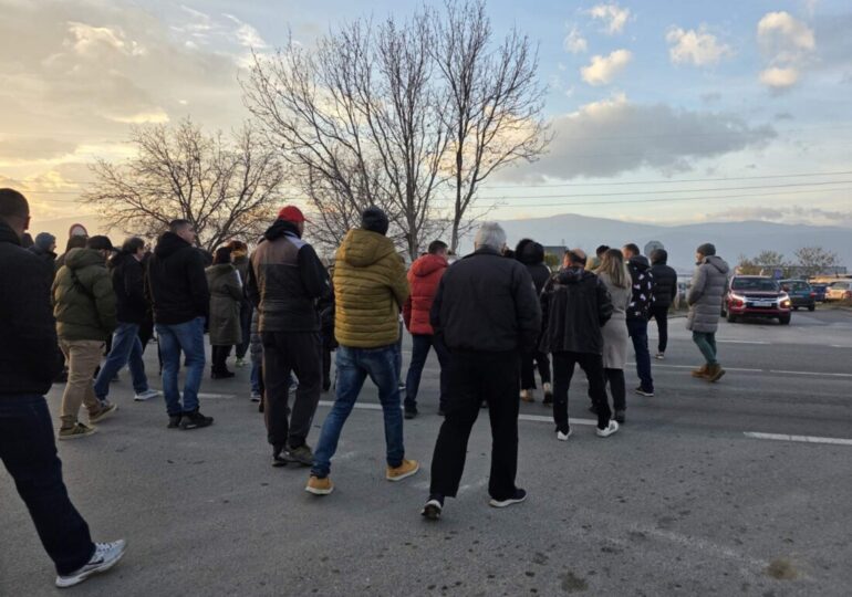 След трагедията: Протест затвори за кратко Околовръстното шосе на Пловдив (СНИМКИ)