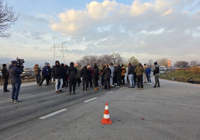 След трагедията: Протест затвори за кратко Околовръстното шосе на Пловдив (СНИМКИ)