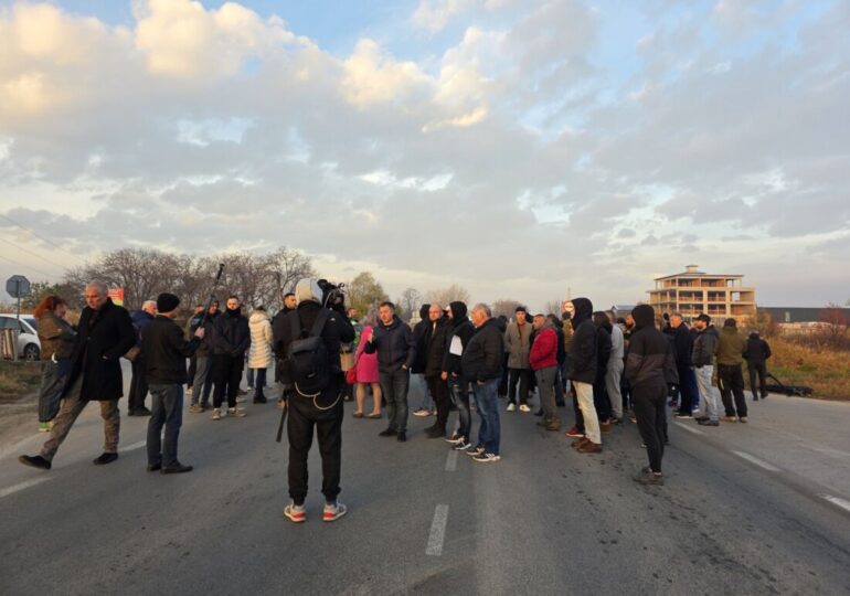 След трагедията: Протест затвори за кратко Околовръстното шосе на Пловдив (СНИМКИ)