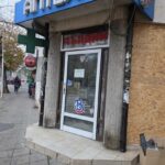 Автомобил влетя в аптека в Пловдив (СНИМКИ)