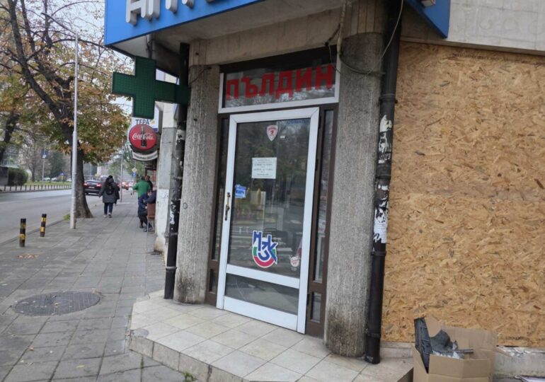 Автомобил влетя в аптека в Пловдив (СНИМКИ)