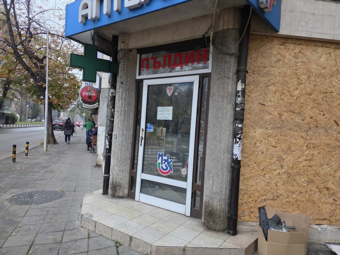 Автомобил влетя в аптека в Пловдив (СНИМКИ)