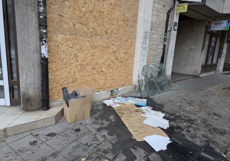 Автомобил влетя в аптека в Пловдив (СНИМКИ)