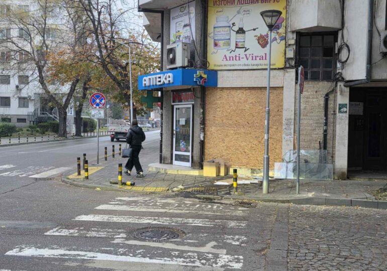 Автомобил влетя в аптека в Пловдив (СНИМКИ)