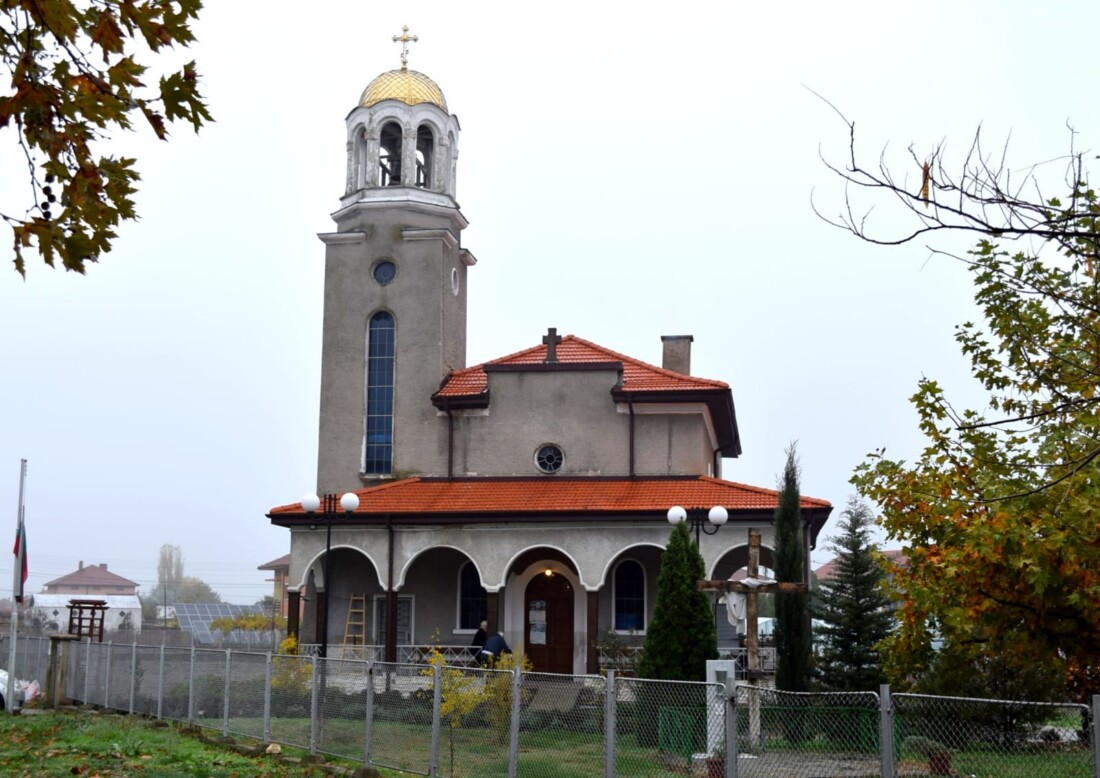 Ремонтираната 130-годишна църква събра жителите на Ясно поле за храмовия празник (СНИМКИ) 9 Ремонтираната 130-годишна църква събра жителите на Ясно поле за храмовия празник (СНИМКИ)