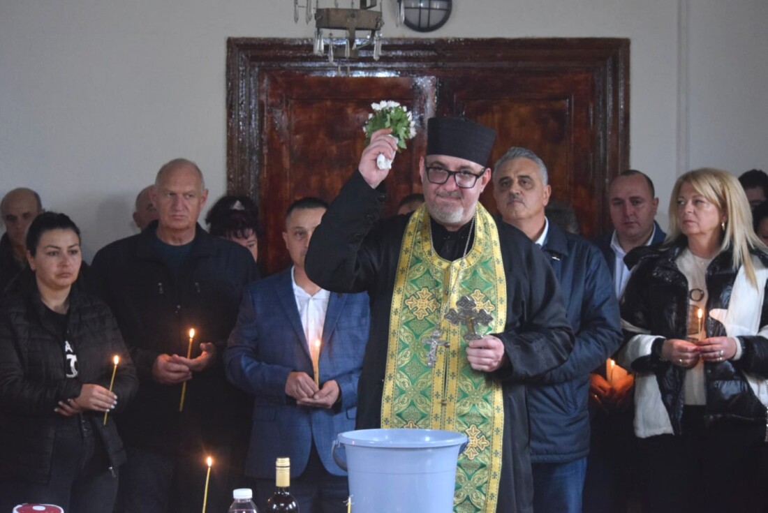 Ремонтираната 130-годишна църква събра жителите на Ясно поле за храмовия празник (СНИМКИ) 3 Ремонтираната 130-годишна църква събра жителите на Ясно поле за храмовия празник (СНИМКИ)