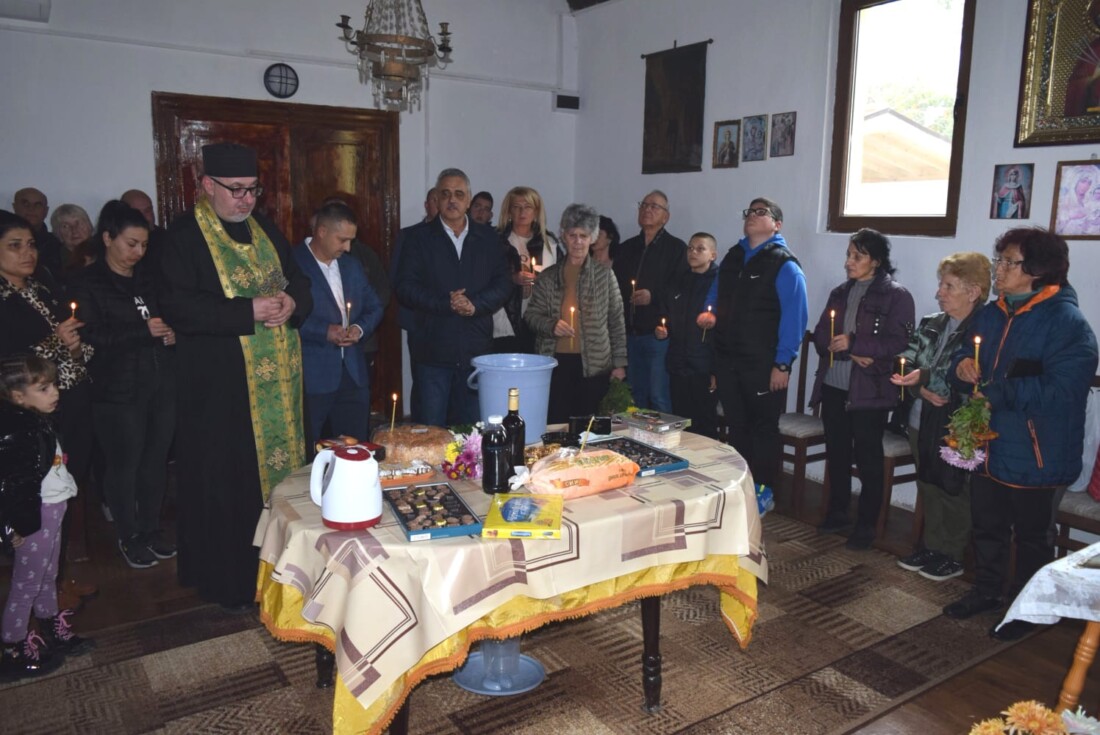 Ремонтираната 130-годишна църква събра жителите на Ясно поле за храмовия празник (СНИМКИ) 2 Ремонтираната 130-годишна църква събра жителите на Ясно поле за храмовия празник (СНИМКИ)