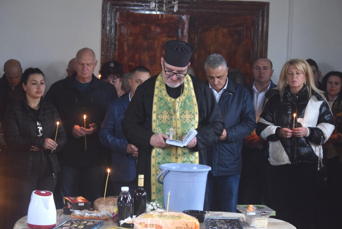 Ремонтираната 130-годишна църква събра жителите на Ясно поле за храмовия празник (СНИМКИ) 1 Ремонтираната 130-годишна църква събра жителите на Ясно поле за храмовия празник (СНИМКИ)