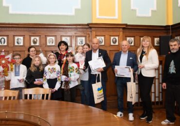 Украински деца поздравиха кмета Костадин Димитров за Коледа (СНИМКИ)