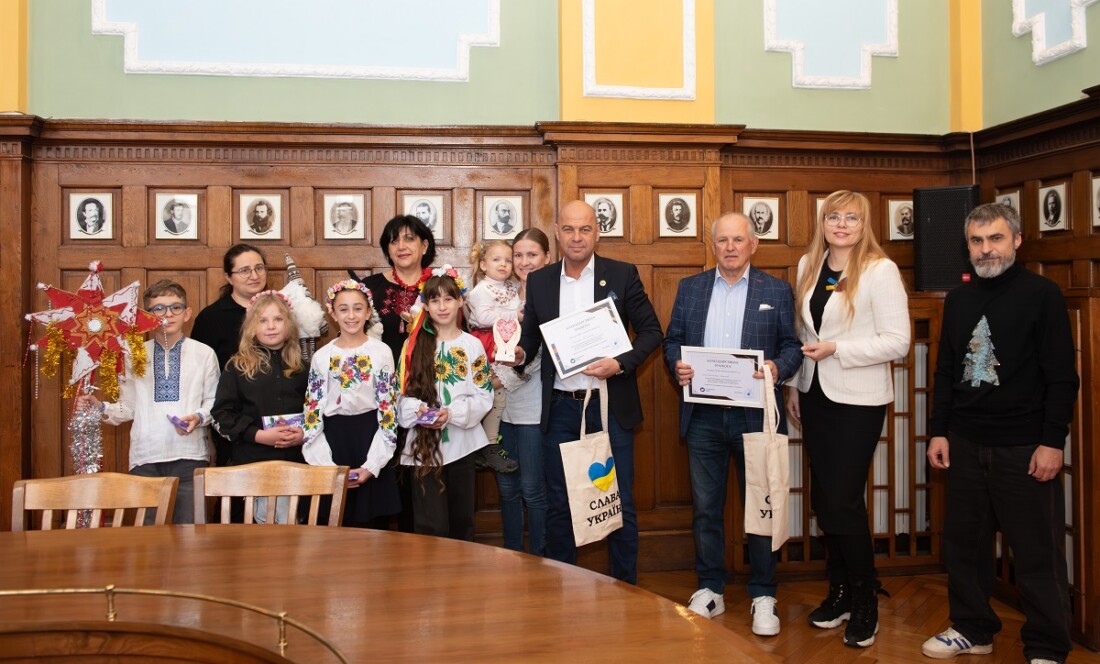 Украински деца поздравиха кмета Костадин Димитров за Коледа (СНИМКИ)