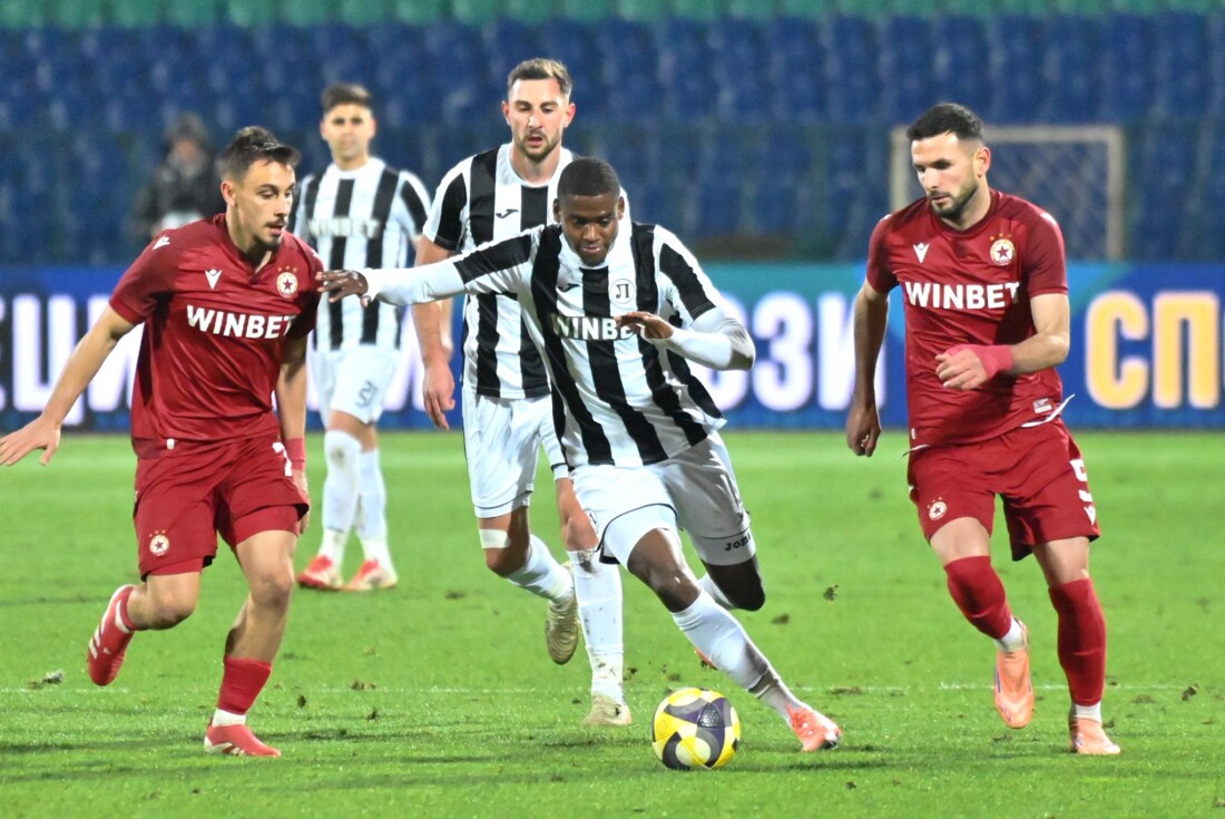 С гол от дузпа в края: ЦСКА победи Локомотив Пловдив (ВИДЕО)