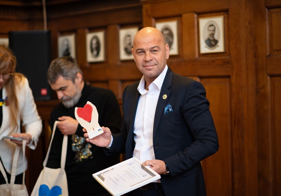 Украински деца поздравиха кмета Костадин Димитров за Коледа (СНИМКИ)