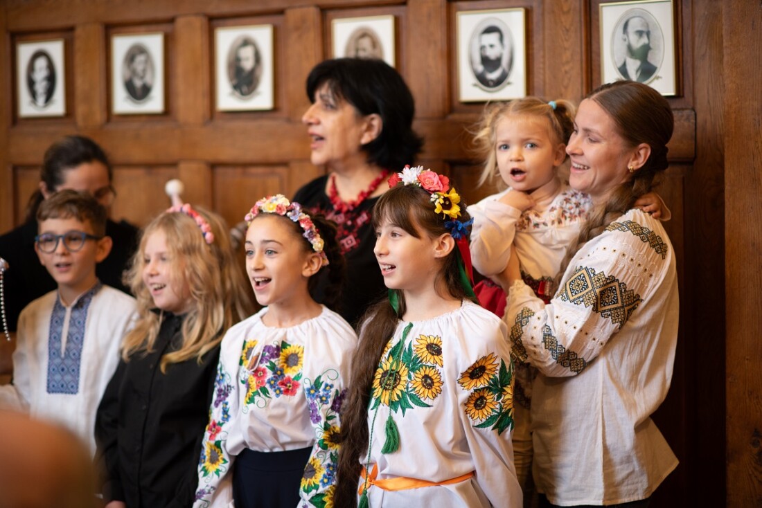 Украински деца поздравиха кмета Костадин Димитров за Коледа (СНИМКИ)