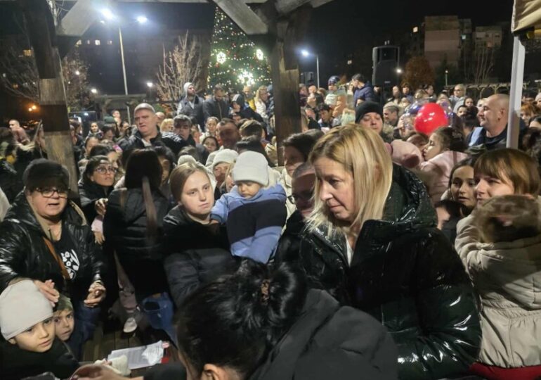 С много музика, танци и настроение: Запалиха светлините на коледната елха в „Тракия“ (СНИМКИ)