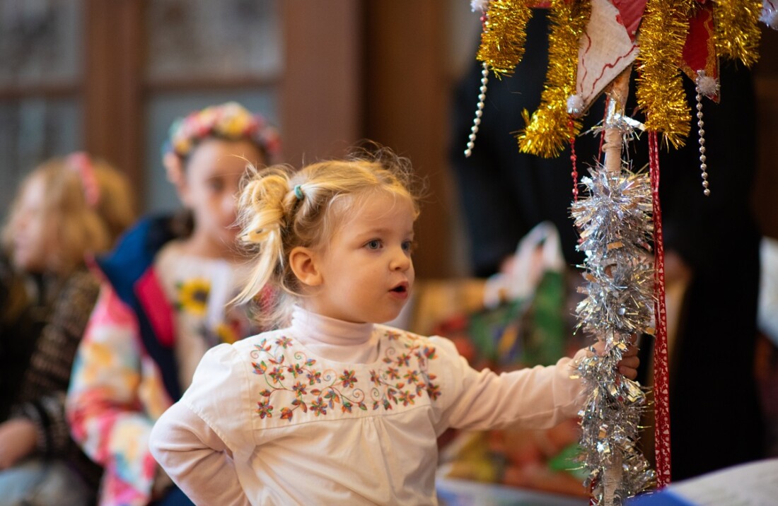 Украински деца поздравиха кмета Костадин Димитров за Коледа (СНИМКИ)