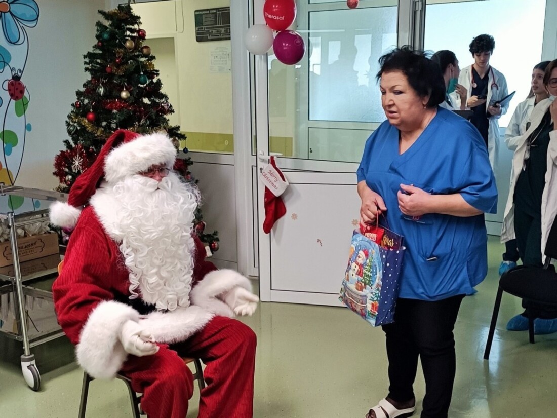Дядо Коледа зарадва малчуганите в Клиниката по детска хирургия към УМБАЛ „Свети Георги“ (СНИМКИ)