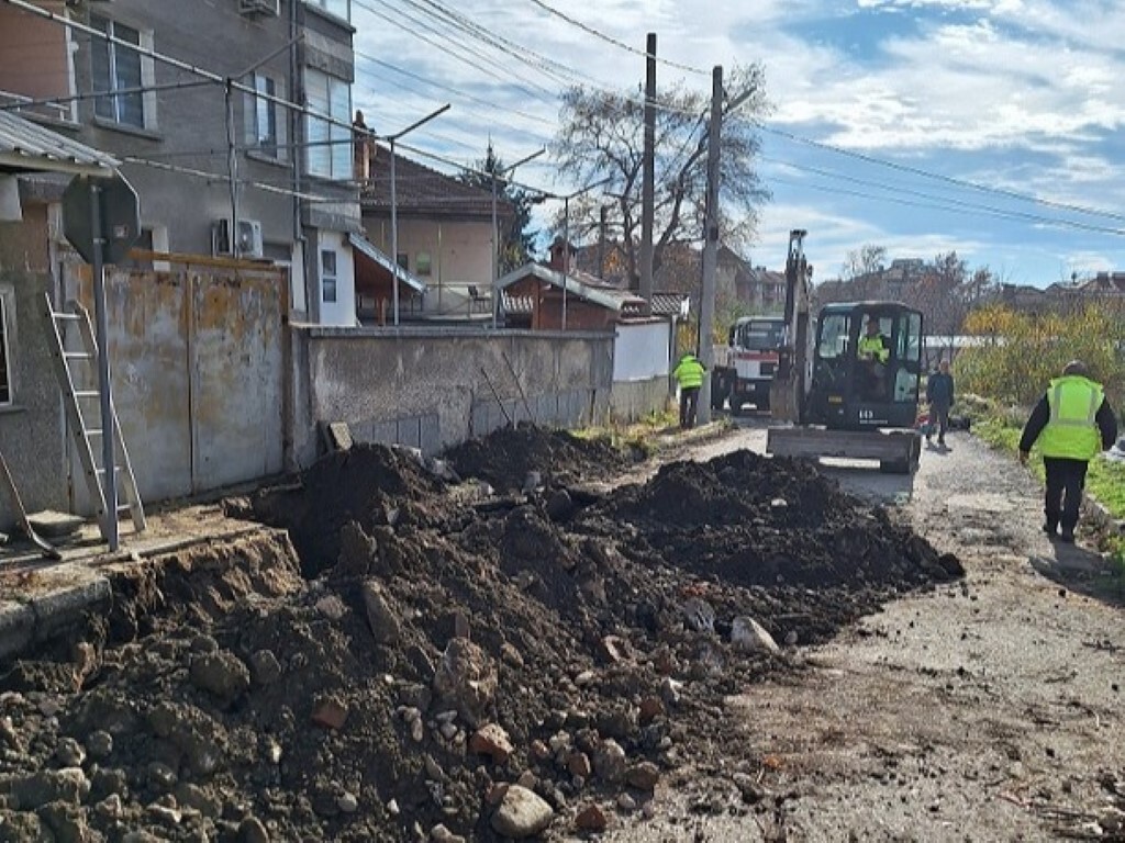 Започна основен ремонт на улица в Карлово (СНИМКИ)