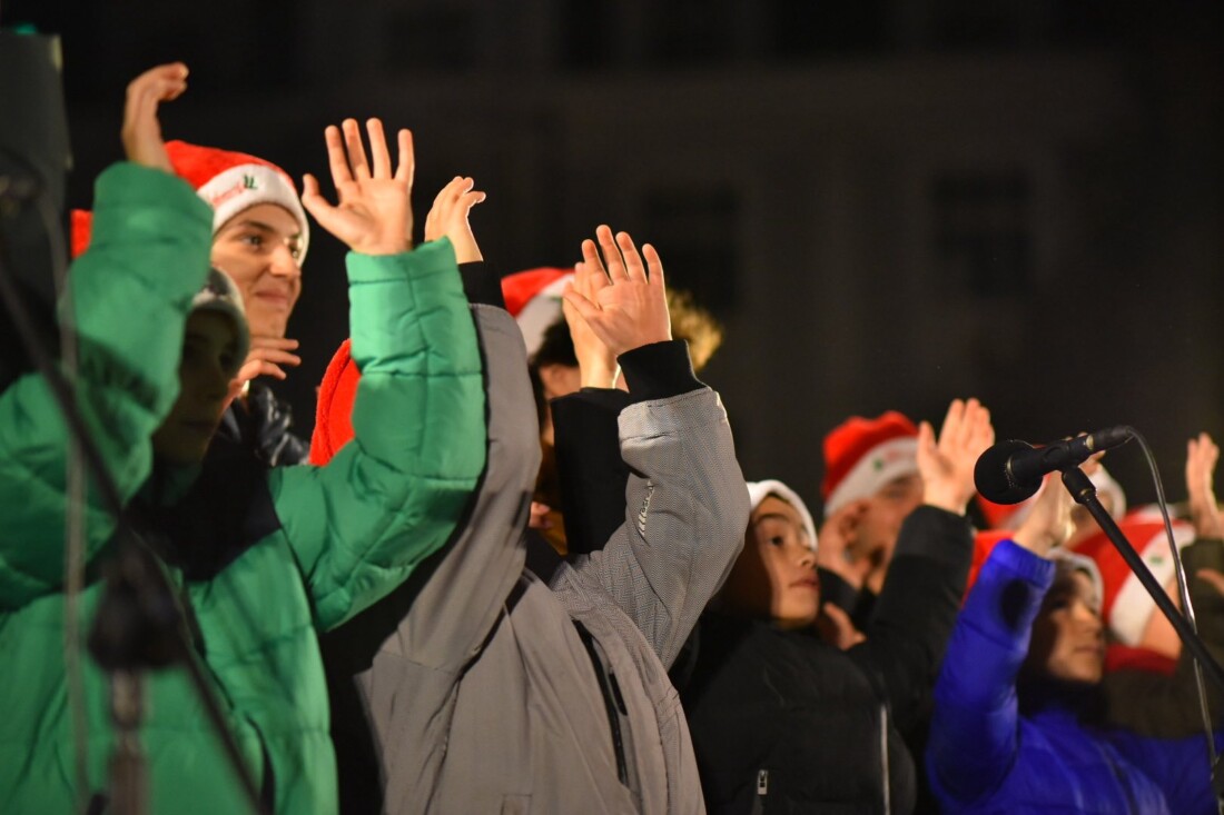 Кметът Костадин Димитров запали светлините на коледната елха в Пловдив (СНИМКИ)