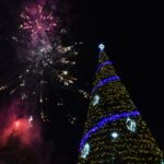 Кметът Костадин Димитров запали светлините на коледната елха в Пловдив (СНИМКИ)