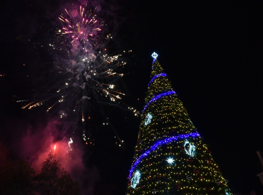 Кметът Костадин Димитров запали светлините на коледната елха в Пловдив (СНИМКИ)