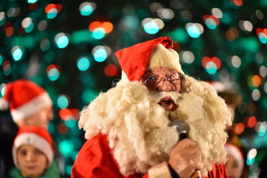 Кметът Костадин Димитров запали светлините на коледната елха в Пловдив (СНИМКИ)