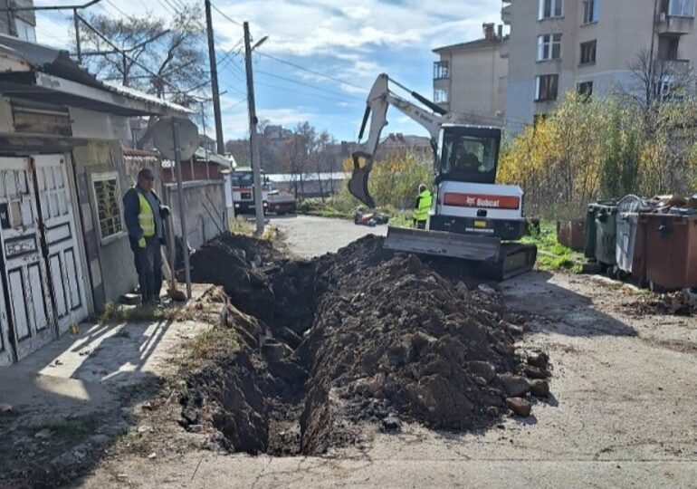 Започна основен ремонт на улица в Карлово (СНИМКИ)