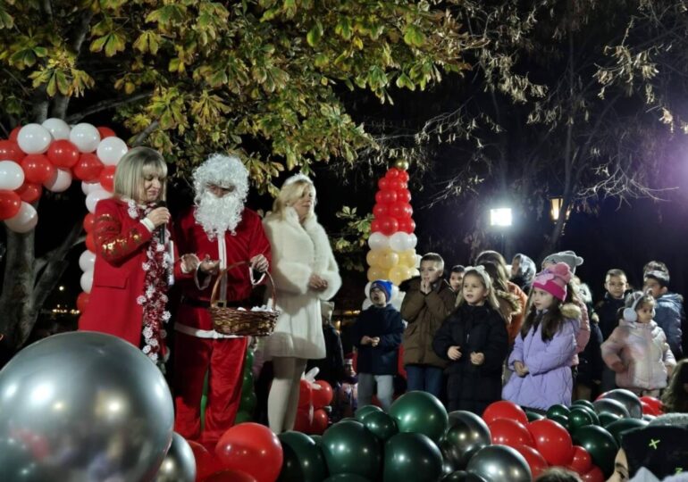 Коледният дух завладя район "Източен" (СНИМКИ)