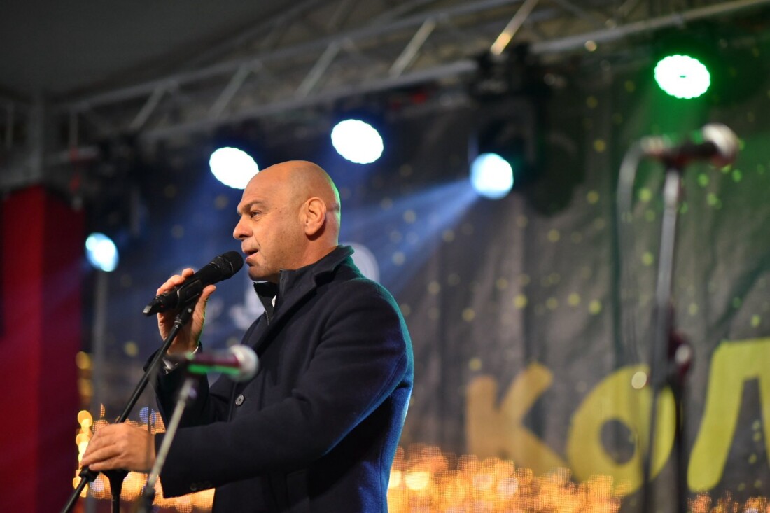 Кметът Костадин Димитров запали светлините на коледната елха в Пловдив (СНИМКИ)