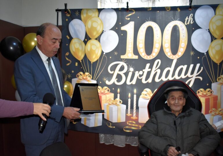 Един век живот: Мъж от асеновградско село отпразнува 100-годишен юбилей (СНИМКИ) 3 Един век живот: Мъж от асеновградско село отпразнува 100-годишен юбилей (СНИМКИ)