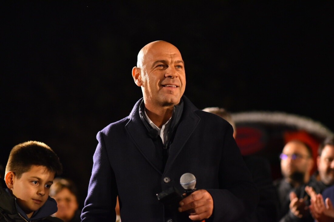 Кметът Костадин Димитров запали светлините на коледната елха в Пловдив (СНИМКИ)