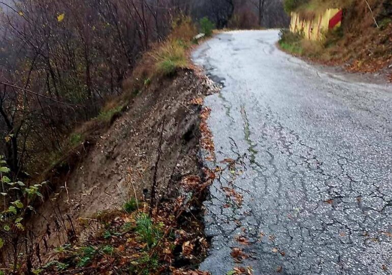 Свлачище се активира над Асеновград, шофирайте внимателно (СНИМКИ) 4 Свлачище се активира над Асеновград, шофирайте внимателно (СНИМКИ)