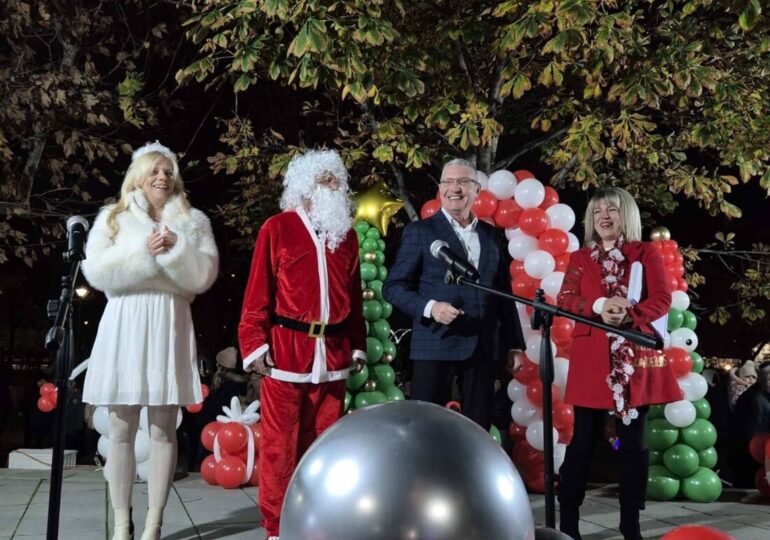 Коледният дух завладя район "Източен" (СНИМКИ)