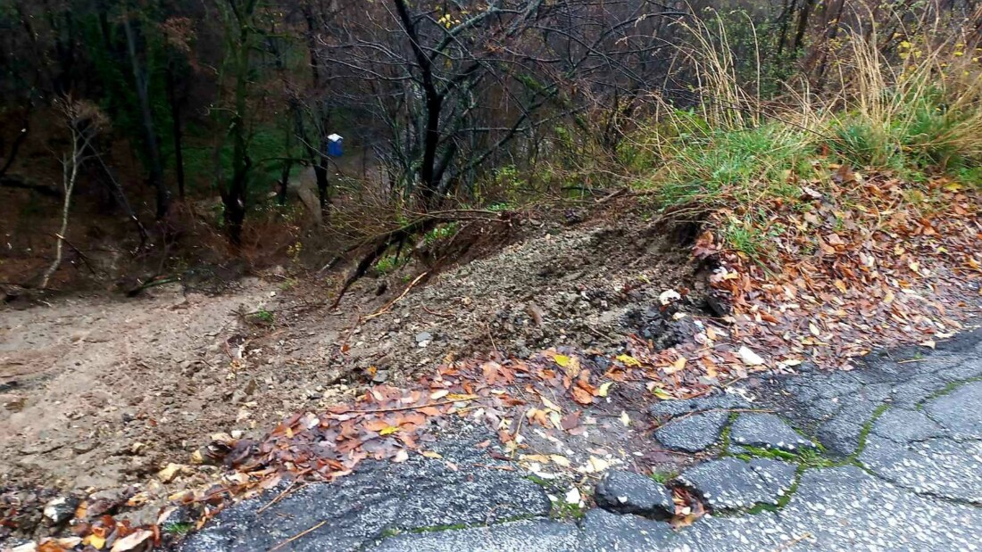 Свлачище се активира над Асеновград, шофирайте внимателно (СНИМКИ) 2 Свлачище се активира над Асеновград, шофирайте внимателно (СНИМКИ)