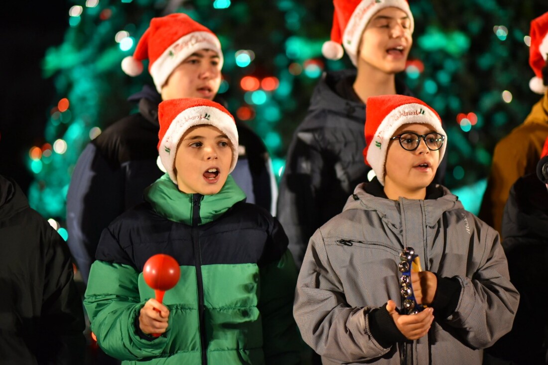 Кметът Костадин Димитров запали светлините на коледната елха в Пловдив (СНИМКИ)