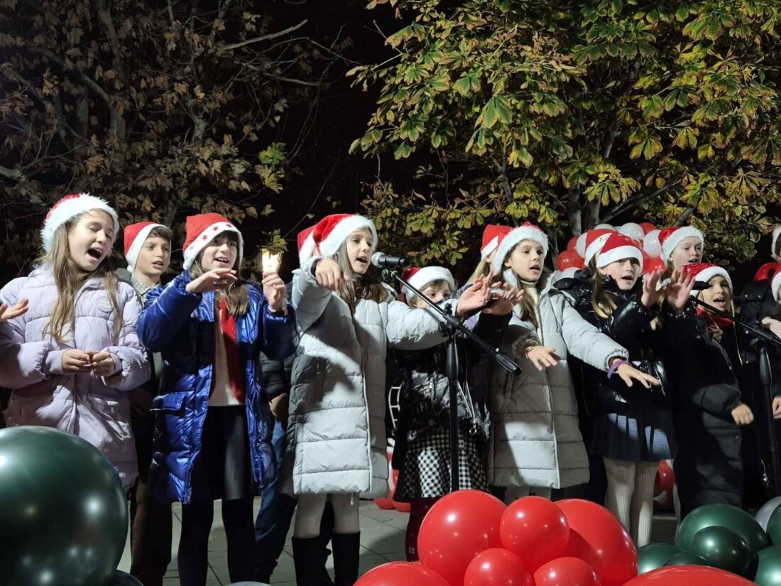 Коледният дух завладя район "Източен" (СНИМКИ)