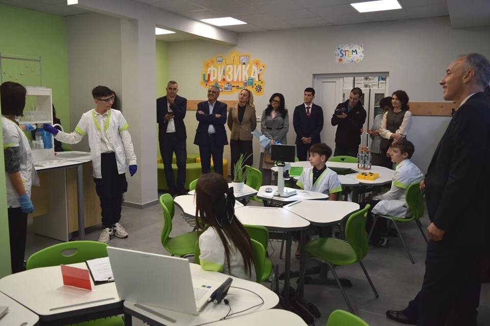 Министър Красимир Вълчев откри нов STEM център в ОУ „Св. Климент Охридски“ в Скутаре (СНИМКИ) 7 Министър Красимир Вълчев откри нов STEM център в ОУ „Св. Климент Охридски“ в Скутаре (СНИМКИ)