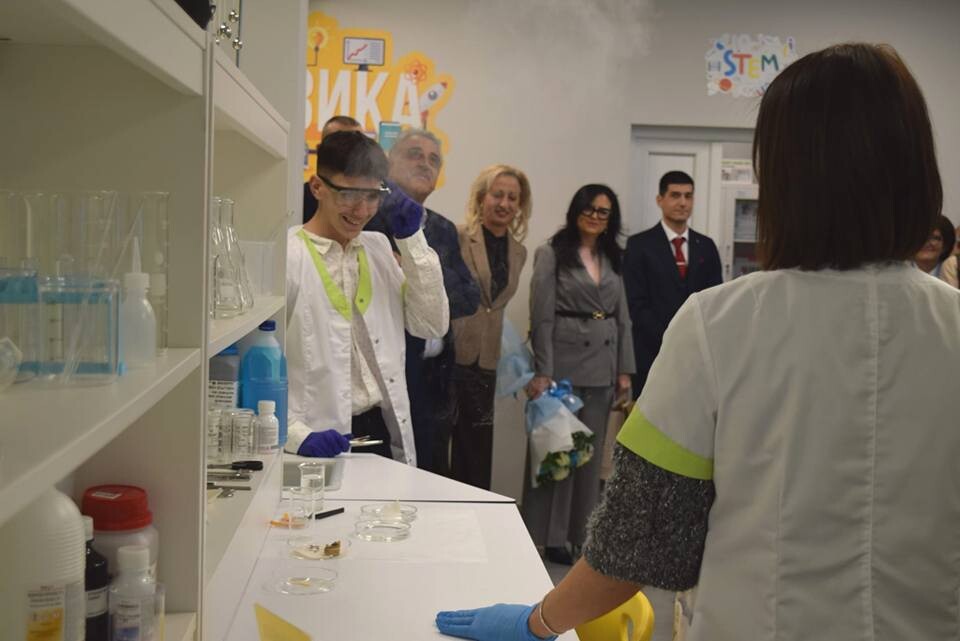 Министър Красимир Вълчев откри нов STEM център в ОУ „Св. Климент Охридски“ в Скутаре (СНИМКИ) 4 Министър Красимир Вълчев откри нов STEM център в ОУ „Св. Климент Охридски“ в Скутаре (СНИМКИ)