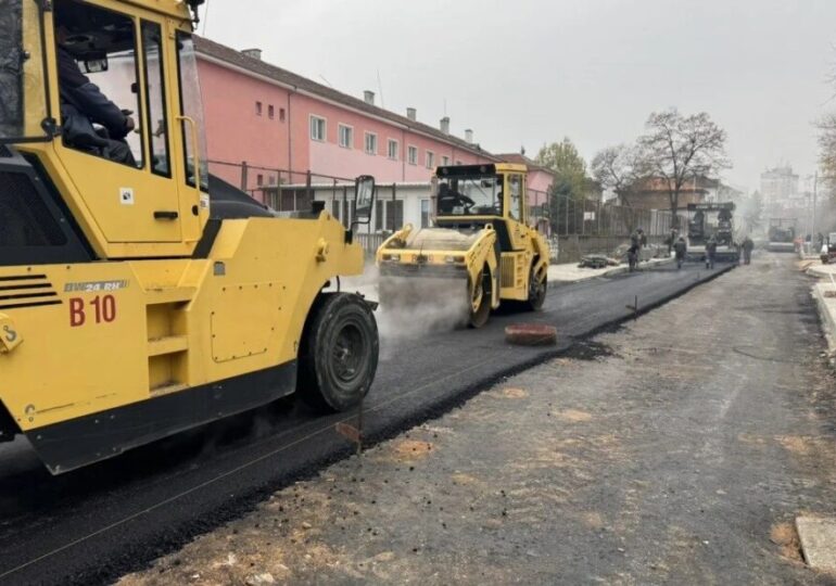 Започна асфалтирането на ключова улица в "Източен"