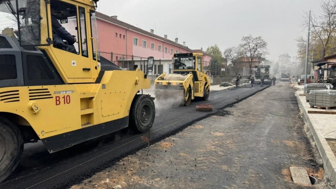 Започна асфалтирането на ключова улица в „Източен“