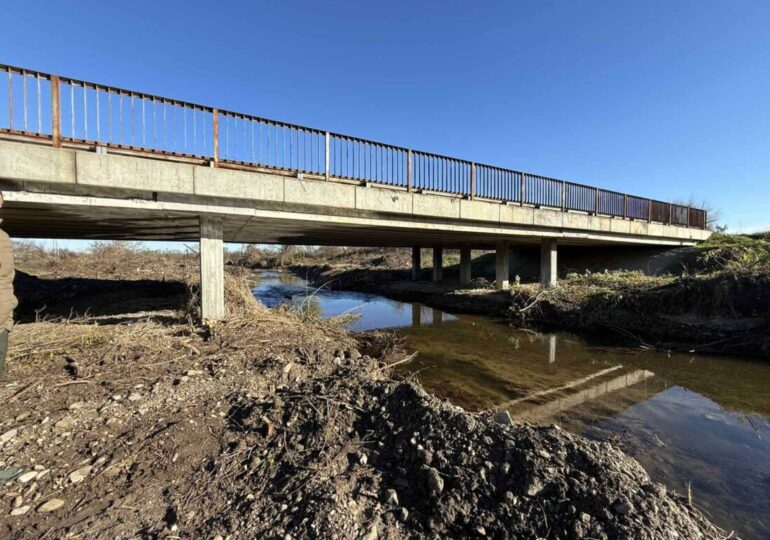 На прага на зимния сезон: Почистват каналите в община Асеновград (СНИМКИ)