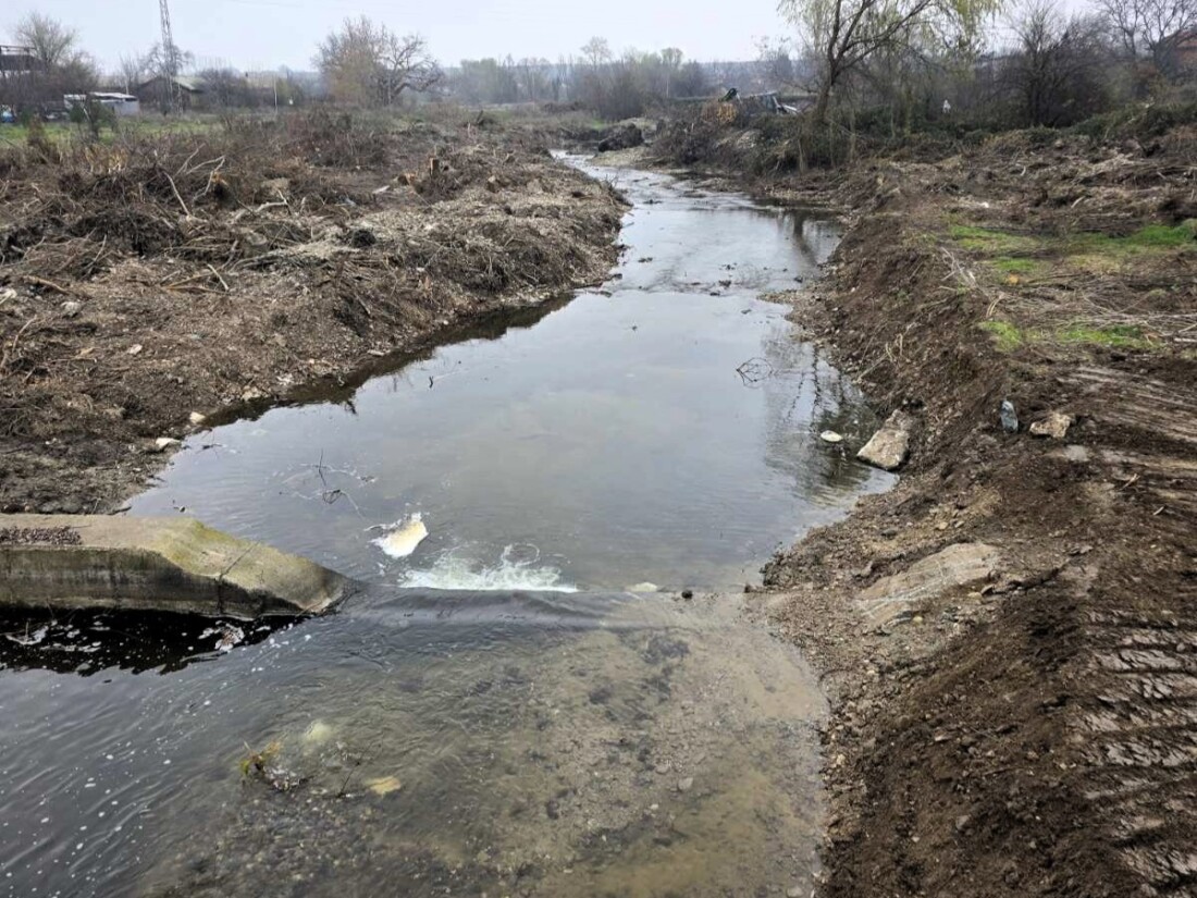 На прага на зимния сезон: Почистват каналите в община Асеновград (СНИМКИ)