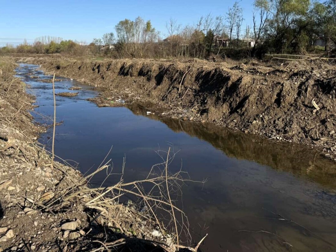 На прага на зимния сезон: Почистват каналите в община Асеновград (СНИМКИ)