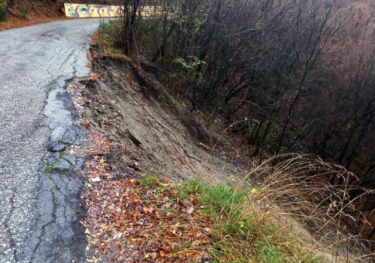 Свлачище се активира над Асеновград, шофирайте внимателно (СНИМКИ)