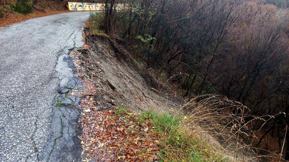 Свлачище се активира над Асеновград, шофирайте внимателно (СНИМКИ)