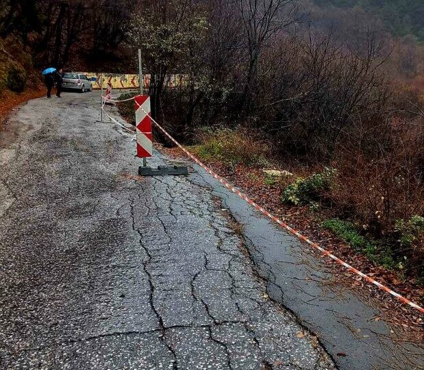 Свлачище се активира над Асеновград, шофирайте внимателно (СНИМКИ) 3 Свлачище се активира над Асеновград, шофирайте внимателно (СНИМКИ)