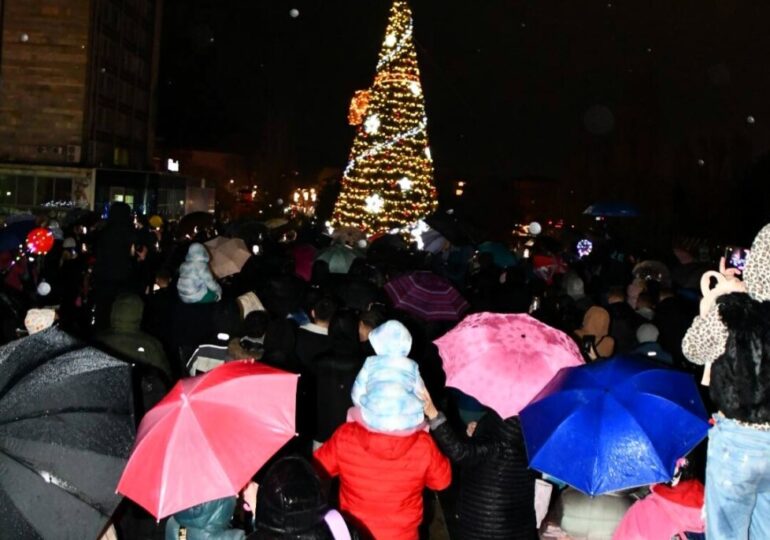 Грейнаха коледните светлини на елхата в Асеновград (СНИМКИ и ВИДЕО)