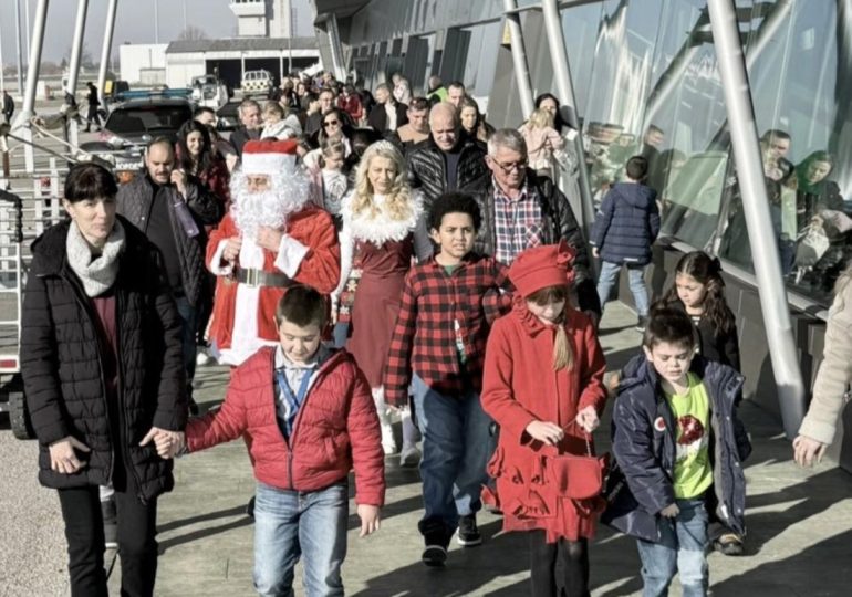 Дядо Коледа пристигна на Летище Пловдив със самолет (СНИМКИ) 8 Дядо Коледа пристигна на Летище Пловдив със самолет (СНИМКИ)