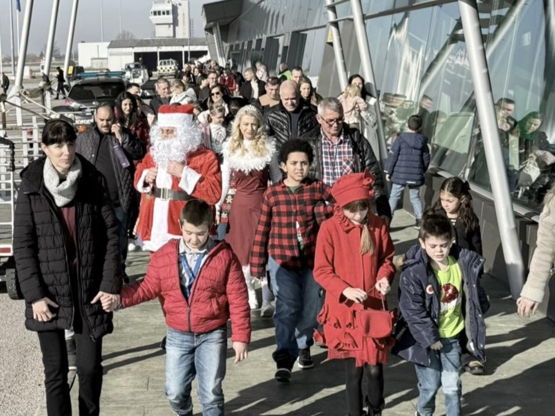 Дядо Коледа пристигна на Летище Пловдив със самолет (СНИМКИ) 2 Дядо Коледа пристигна на Летище Пловдив със самолет (СНИМКИ)